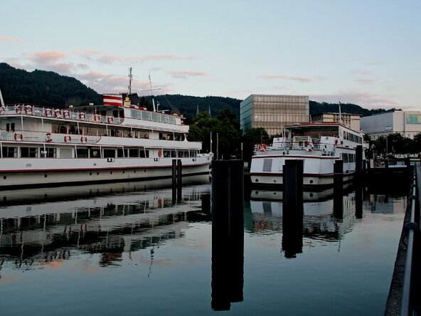 zwei Schiffe im Hafen Bregenz