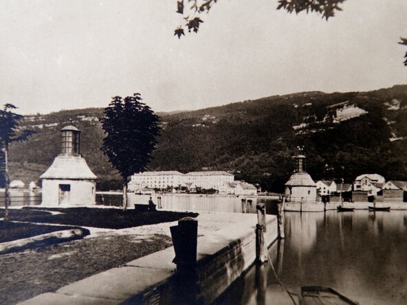 alte schwarz-weiss Aufnahme des Hafen Bregenz