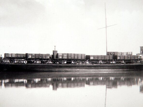 Alte Aufnahme eines Zuges am Hafen Bregenz